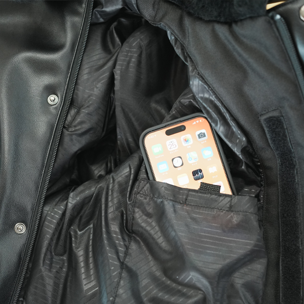 スマートフォンが入る丁度良いサイズの内ポケット”