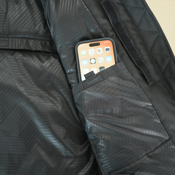 スマートフォンが入る丁度良いサイズの内ポケット”