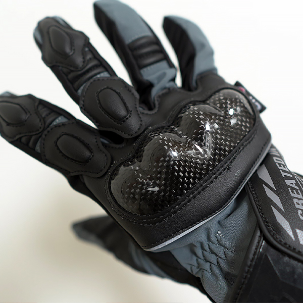 “カーボンナックルプロテクター装備”