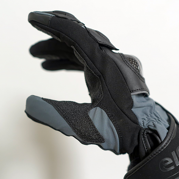 “指のマチに高ストレッチ生地採用“