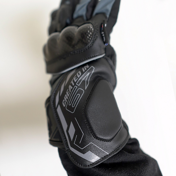 “手首を保護するリストガード”