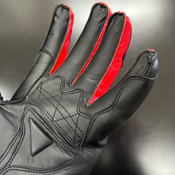 “掌側もカウレザー（牛革）を採用“