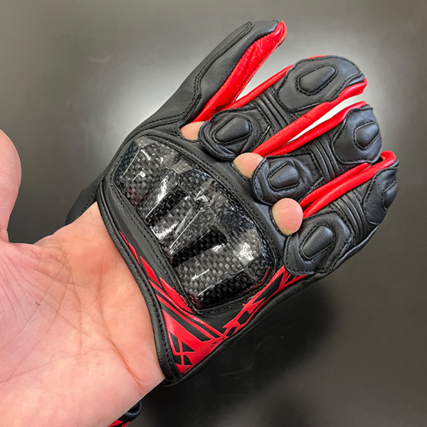 “新設計のフローティング仕様で圧迫感の軽減と通気性を大幅に向上“