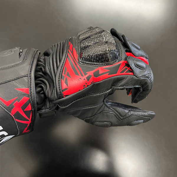 “フィット感と操作性を高めた3D裁断”