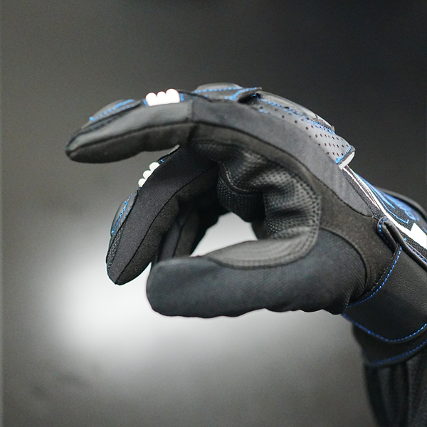 “指のマチに高ストレッチ生地採用“