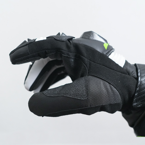 “指のマチに高ストレッチ生地採用“