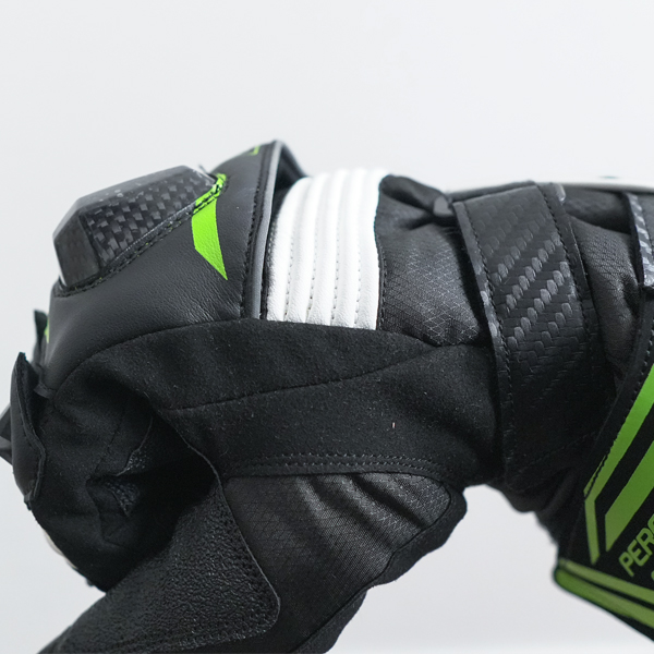 “新設計のフローティング仕様で圧迫感の軽減と通気性を大幅に向上”