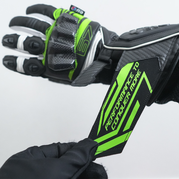 “裾部アジャストフラップ”