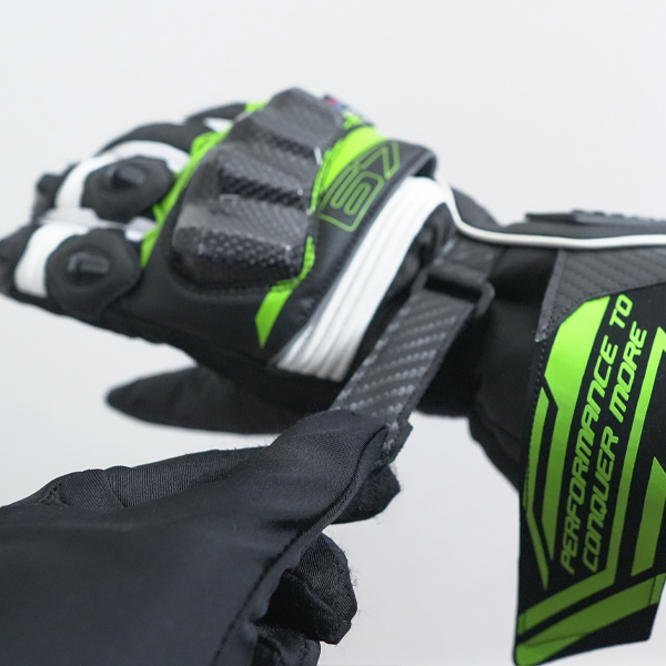 “手首にもアジャストベルトを装備”