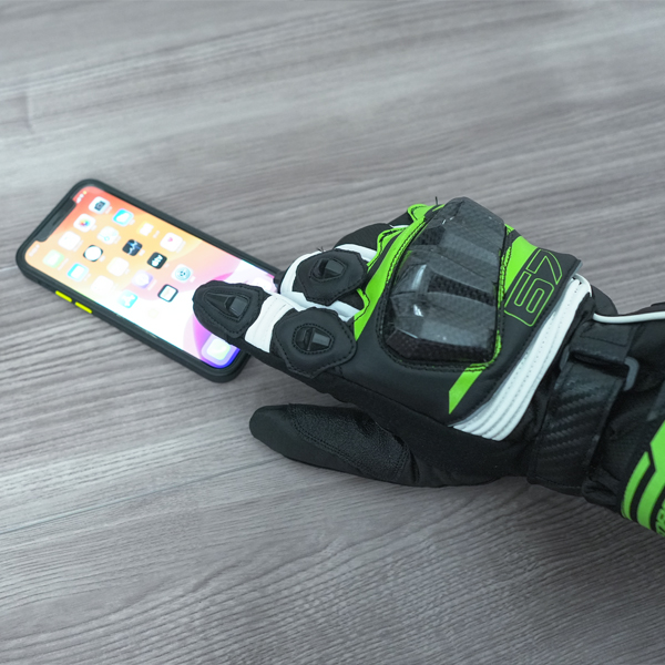 “スマホタッチ仕様（親指、人差し指側面）”