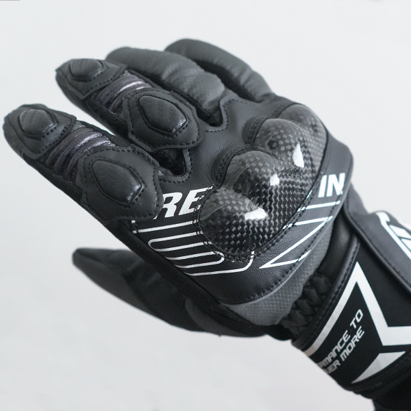 “カーボンナックルプロテクター装備”