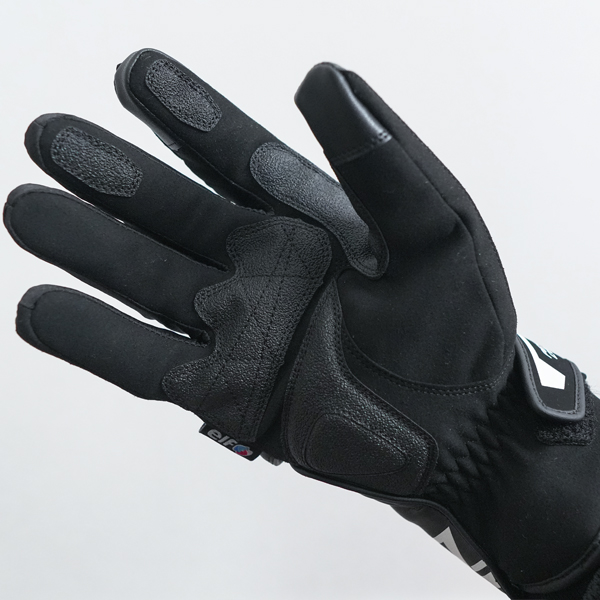 “掌側グリップ力を高める補強生地“