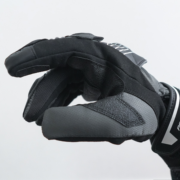 “指のマチに高ストレッチ生地採用“