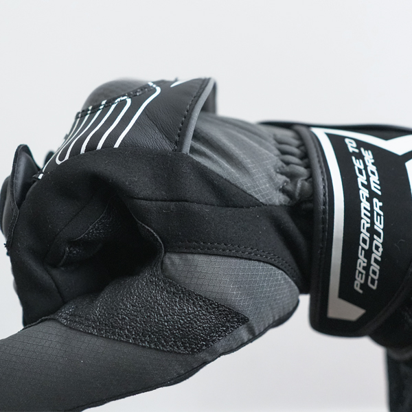 “新設計のフローティング仕様で圧迫感の軽減と通気性を大幅に向上”