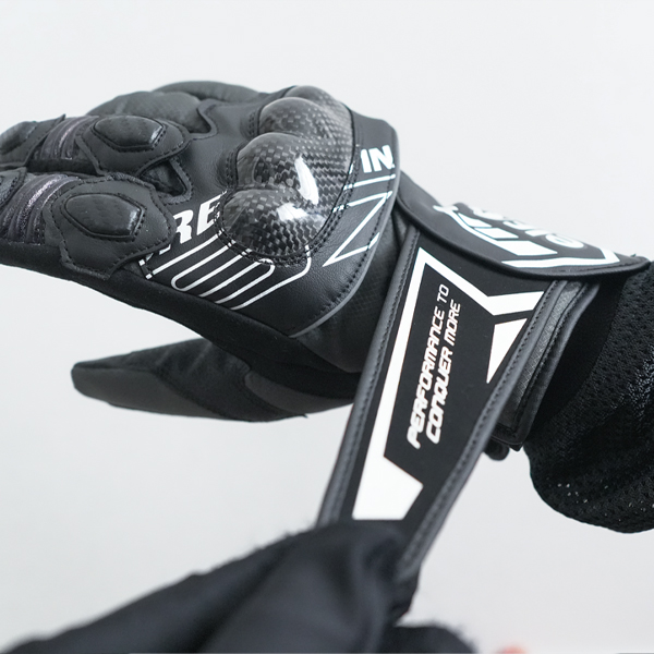 “裾部アジャストフラップ”