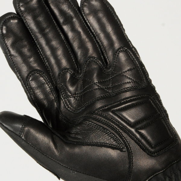 “掌側に耐久性とグリップ力の高い山羊革を採用“