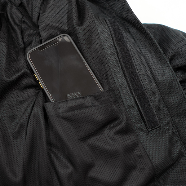 “内ポケットはスマートフォンが入るサイズ感”