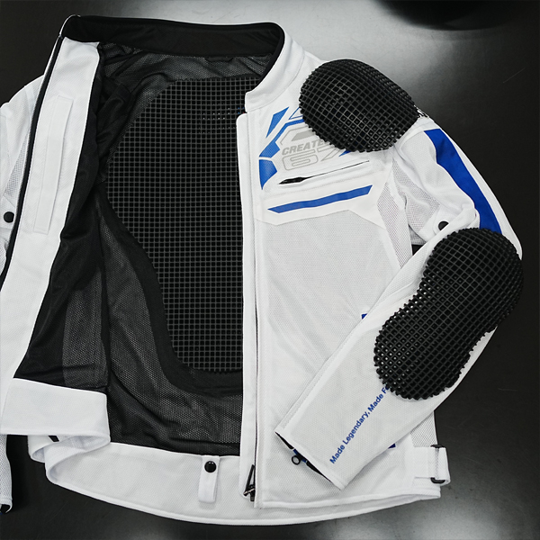 “肩肘、背中エアスループロテクター標準装備”