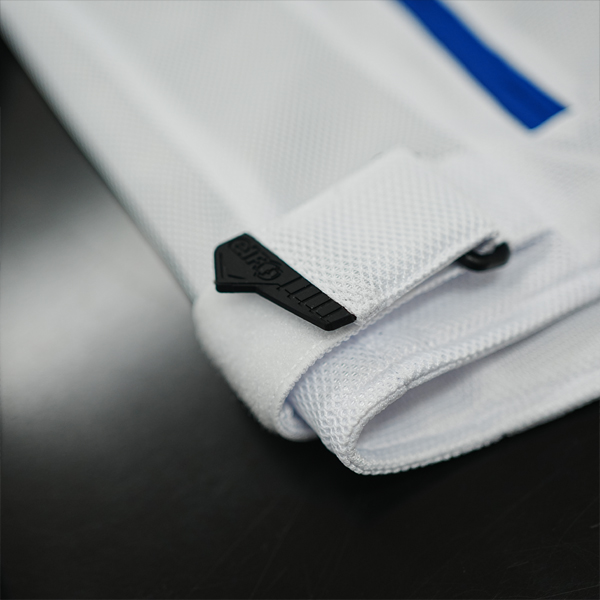 “裾サイドアジャストフラップ”