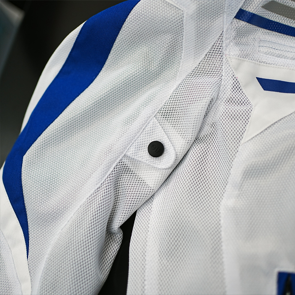 “袖のばたつきを軽減する絞りフラップ”