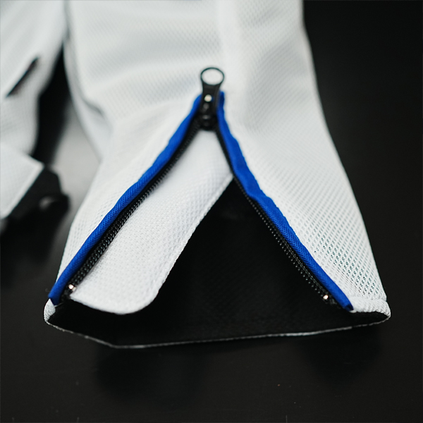 “袖口ファスナー仕様”