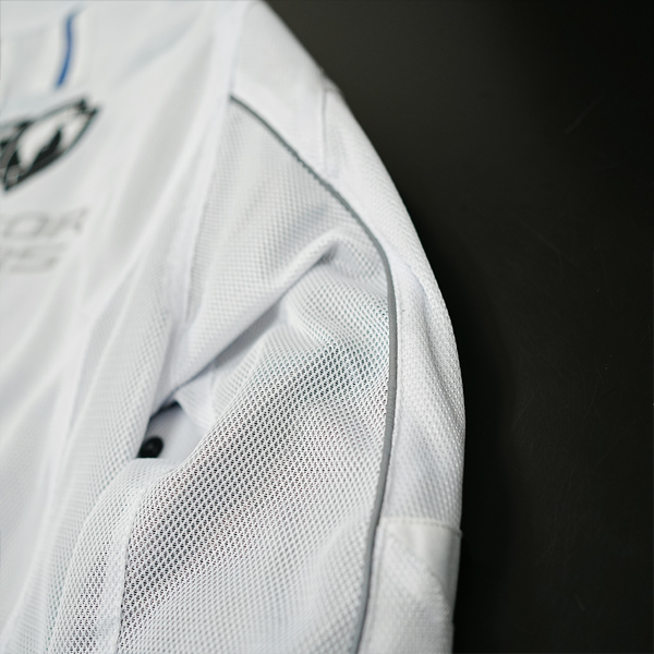 “後ろ袖には夜間の視認性を高めるリフレクターパイピングを採用”