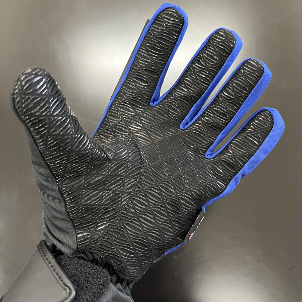 “雨天時もグリップ力を発揮するシリコンプリントを掌側全体に採用”