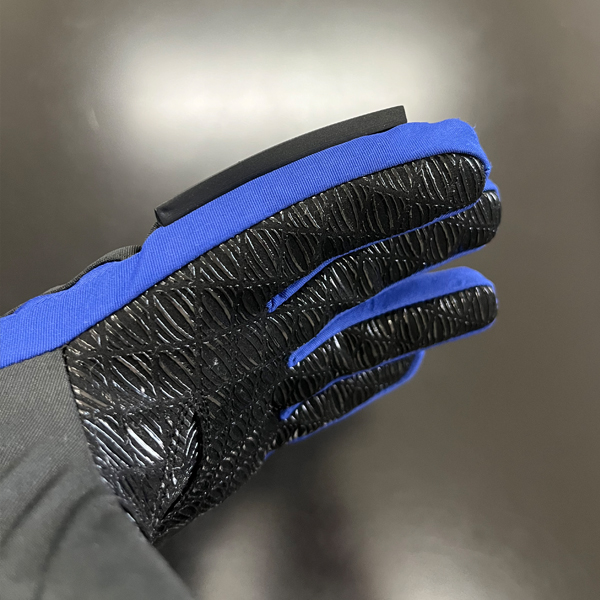 “雨天時に役立つワイパーを人差し指に装備“