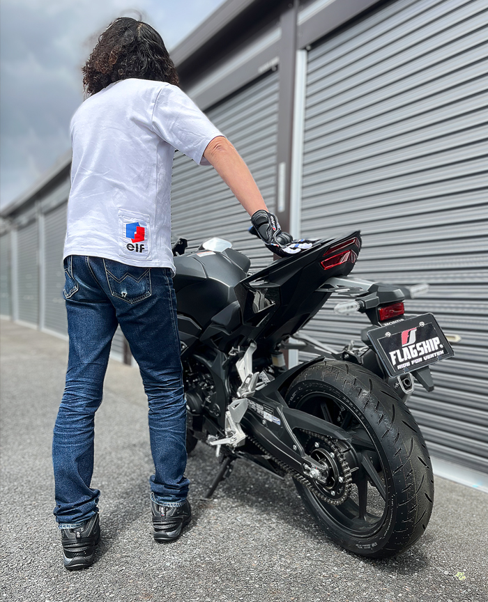 ■バックスタイル　［ホワイト］　身長175cm　体重70kg　着用サイズL