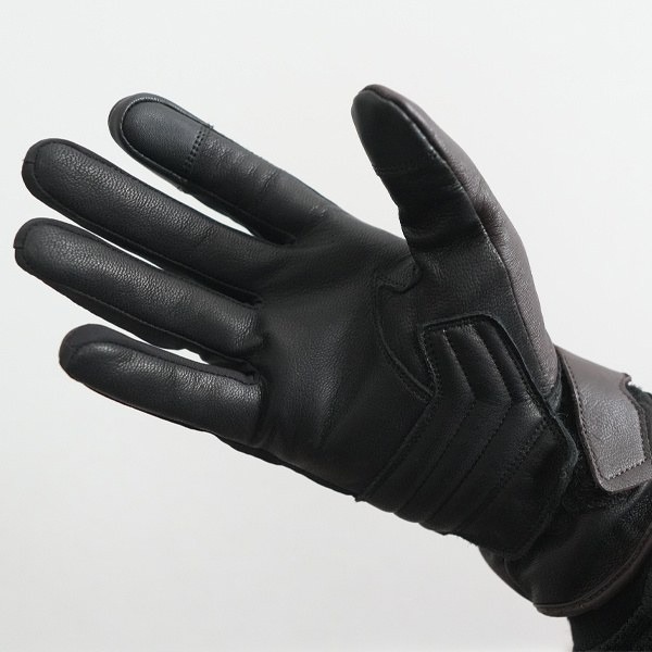 “操作性、耐久性に優れるしなやかな山羊革“