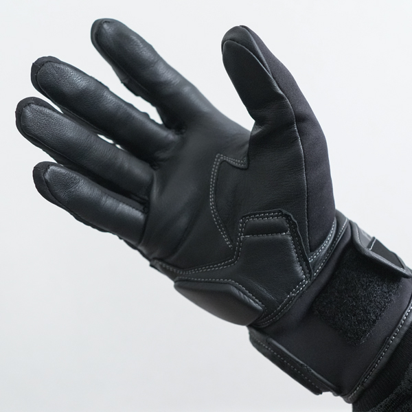 “操作性、耐久性に優れるしなやかな山羊革“