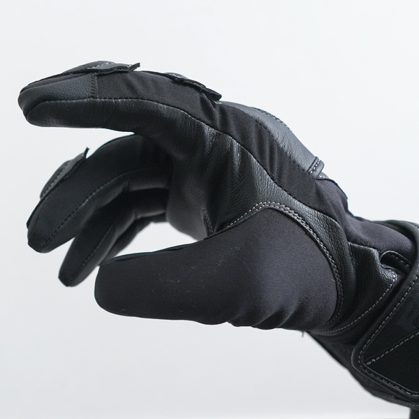 “操作性を高める為、指マチにストレッチ生地を使用”