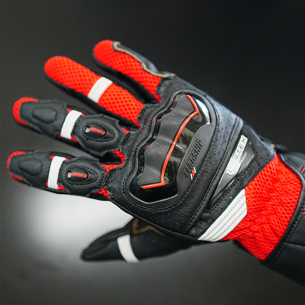 “新設計のフローティング仕様で圧迫感の軽減と通気性を大幅に向上”