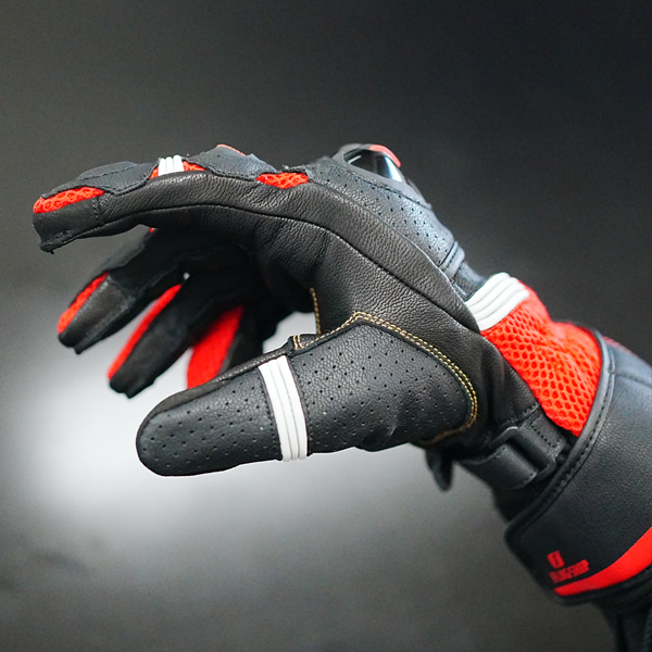 “指マチの高ストレッチ生地”