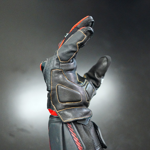 “パームガード、リストガードと小指の補強”