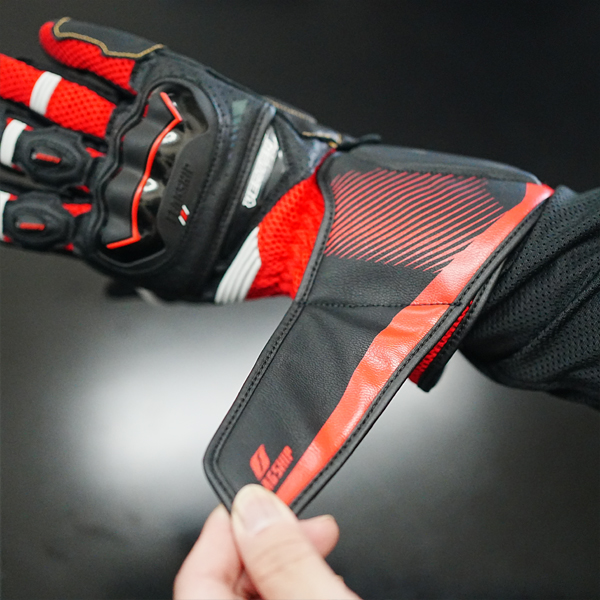 “グローブをしたままでも扱いやすい大きめな裾アジャストフラップ”