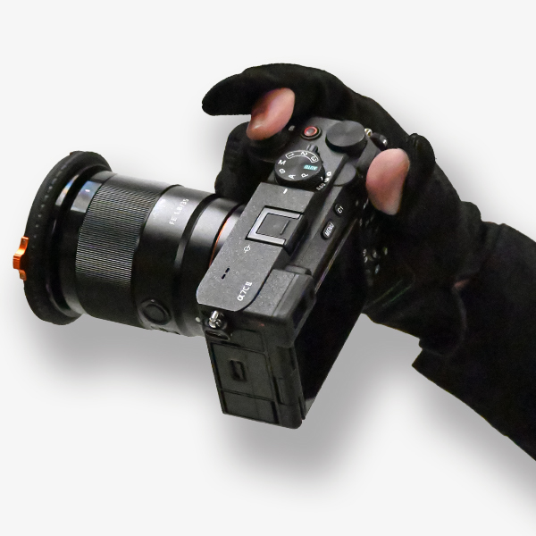 “カメラ操作などもグローブを外すことなく可能”