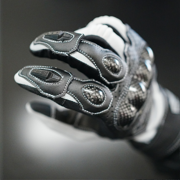 “指にもカーボンパーツを装備”