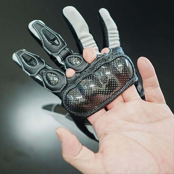 “新設計のフローティング仕様で圧迫感の軽減と通気性を大幅に向上”