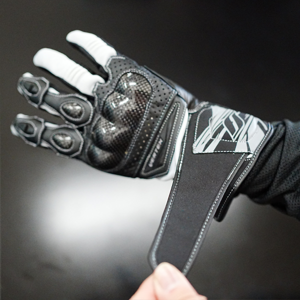 “グローブをしたままでも扱いやすい大きめな手首アジャストフラップ”