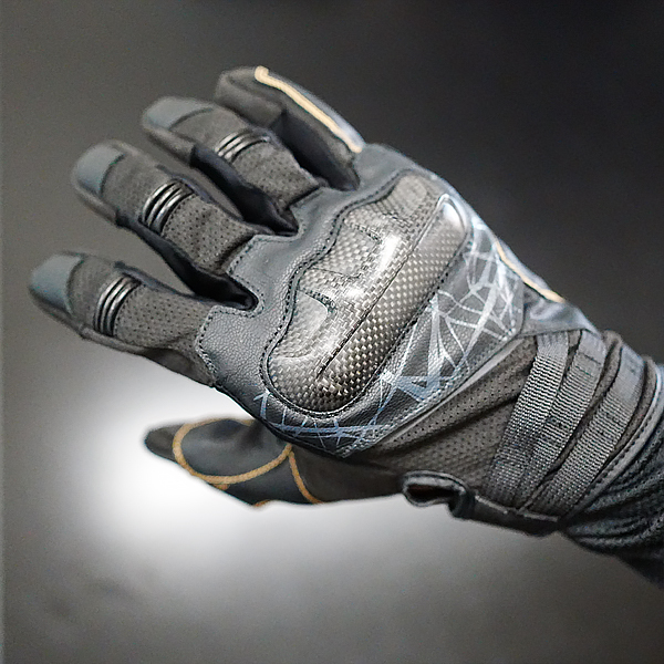 “カーボンナックルプロテクター採用”