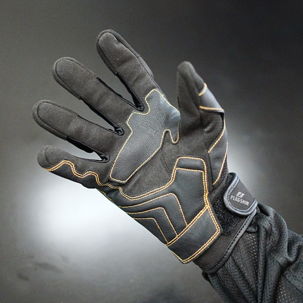 “グリップ力と耐久性に優れる掌側補強生地“