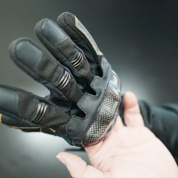 “新設計のフローティング仕様で圧迫感の軽減と通気性を大幅に向上”