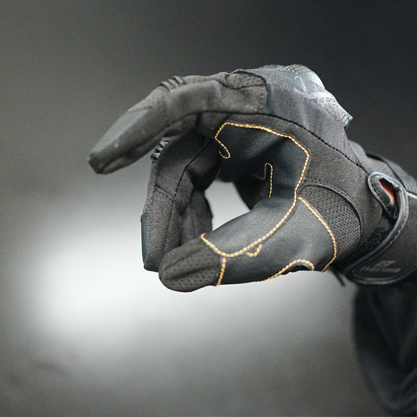 “指マチの高ストレッチ生地”