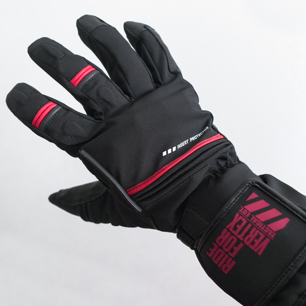 “ミリタリーテイストなデザインにインサートナックルプロテクターを装備”