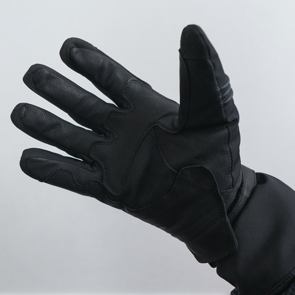 “掌側生地は耐久性とグリップ力に優れた山羊革を採用“