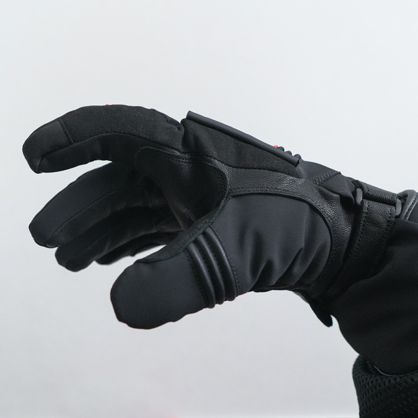 “操作性を高める為、指マチにストレッチ生地を使用”