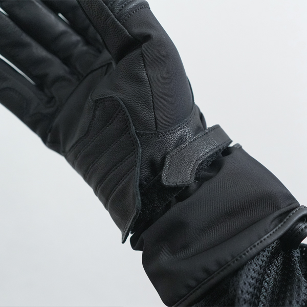 “フィット感向上の為、手首にもアジャストベルト採用”