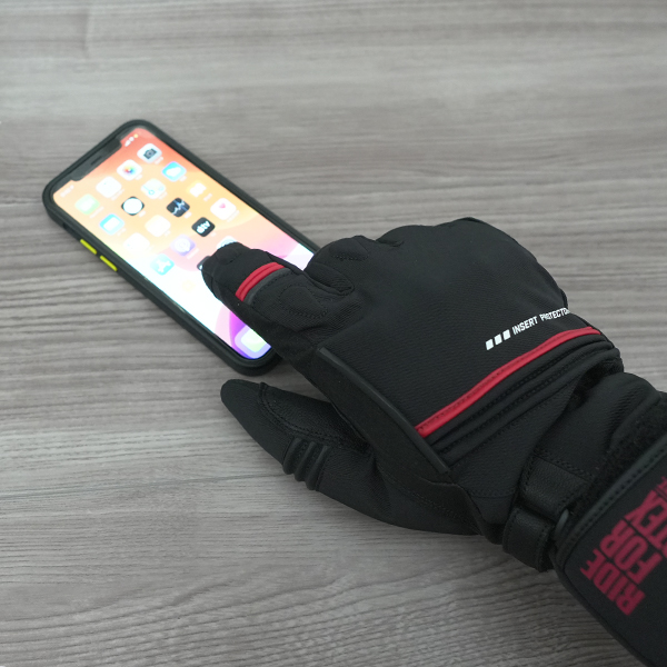 “導電生地でスマホ対応（親指、人差し指側面）”