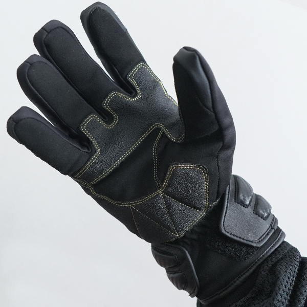 “グリップ力と耐久性に優れる掌側補強生地“